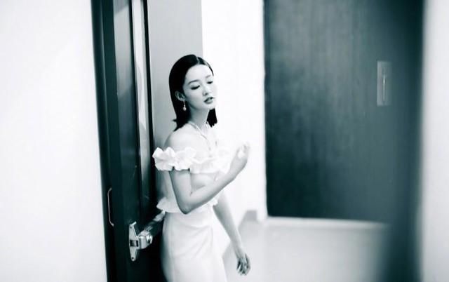 李沁穿白色优雅开叉长裙露香肩，网友:真是个撩人的小妖精!