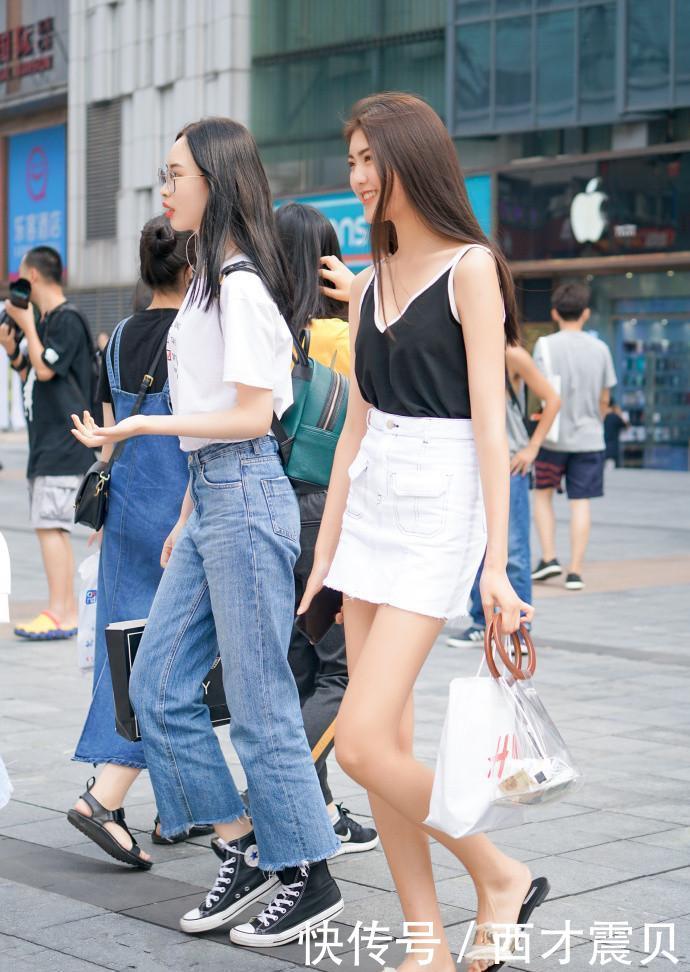 气质■街拍:成都气质小姐姐素颜穿出一种超模的错觉!你是否喜欢?