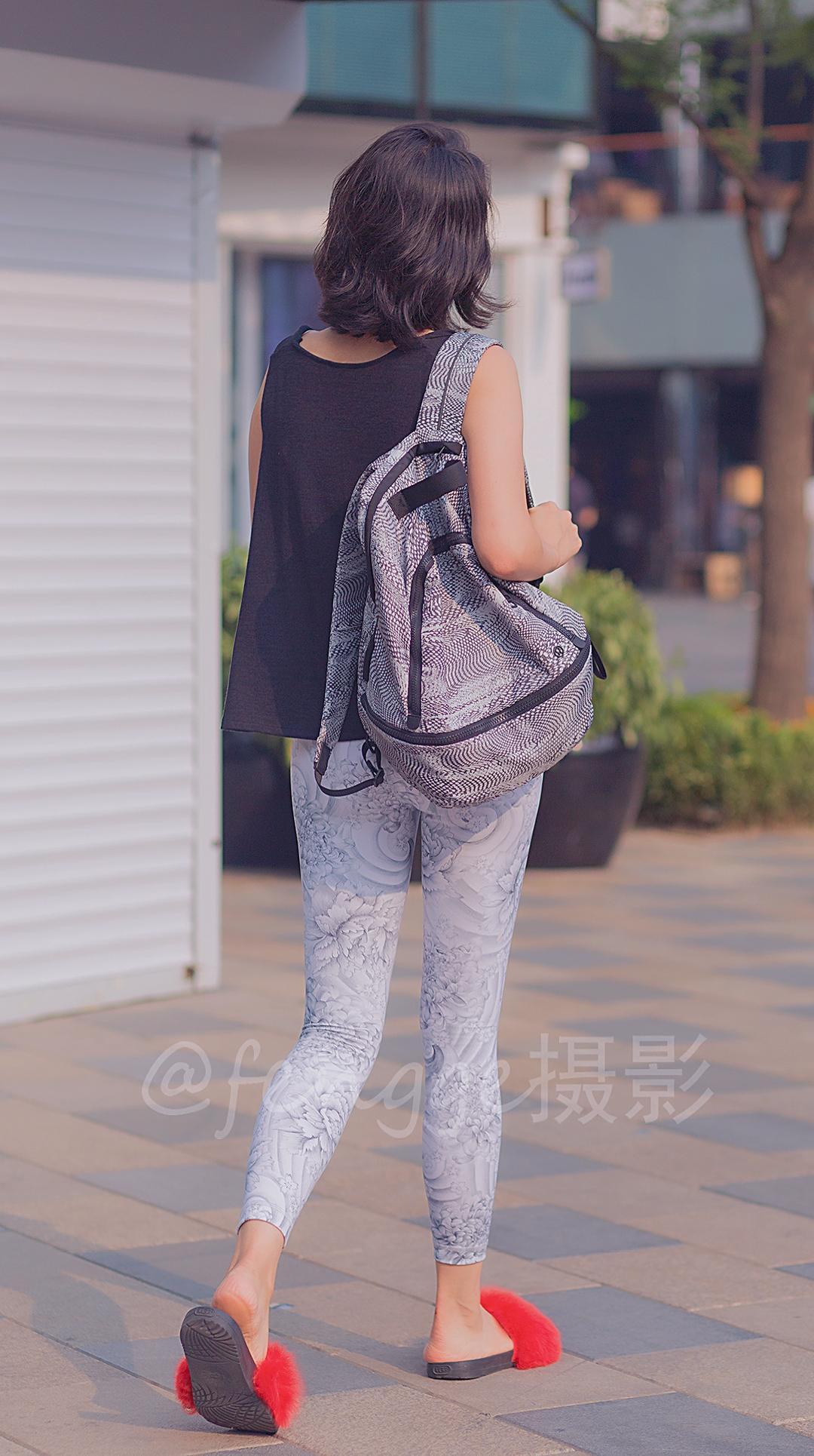 街拍: 这条白色印花紧身裤真特别, 从此再不用担心画风尴尬了