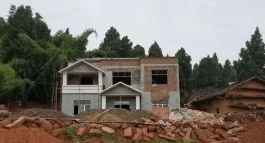  「承包」农村户口变成非农后，自家房子和土地还能保留吗？农民都应了解