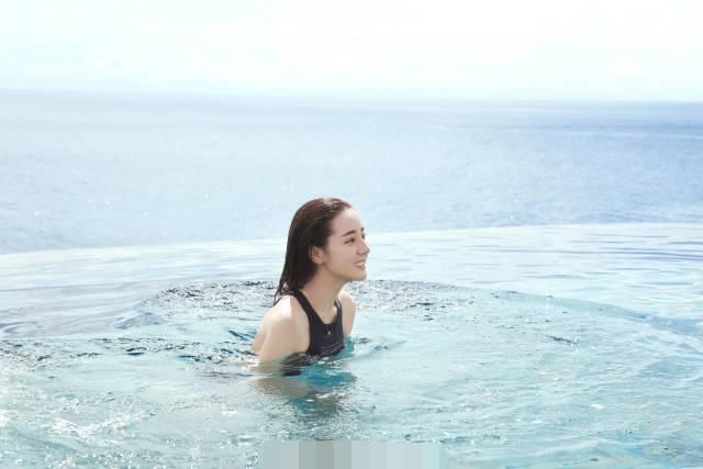 迪丽热巴最新泳衣照，网友：穿着运动泳衣都能这么美