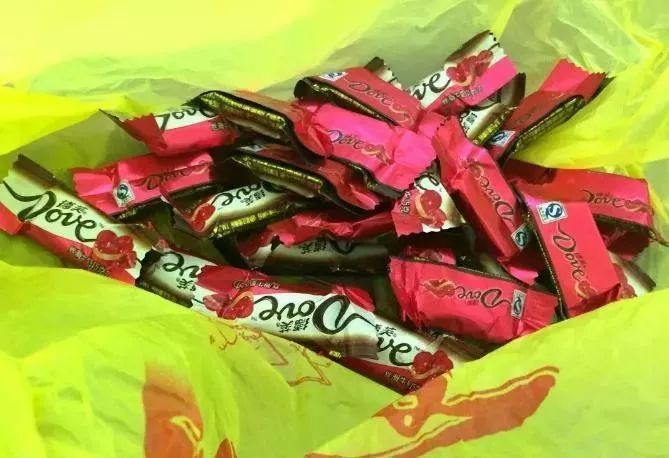 真心不敢吃!诸暨人喜糖盒里的高档货竟可能是假糖!阿尔卑斯、德芙