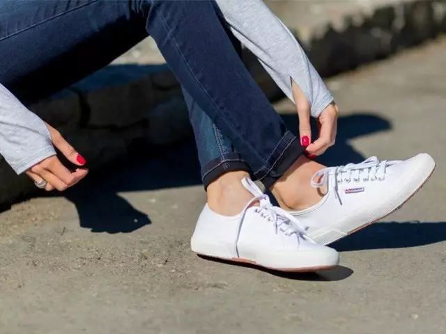 这双凯特王妃最爱的小白鞋,时尚圈人手一双,光脚穿都舒服