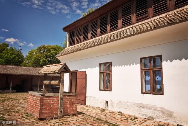 农村现在很流行彩钢顶，不论是新老房子，都爱加一层彩钢顶，为啥