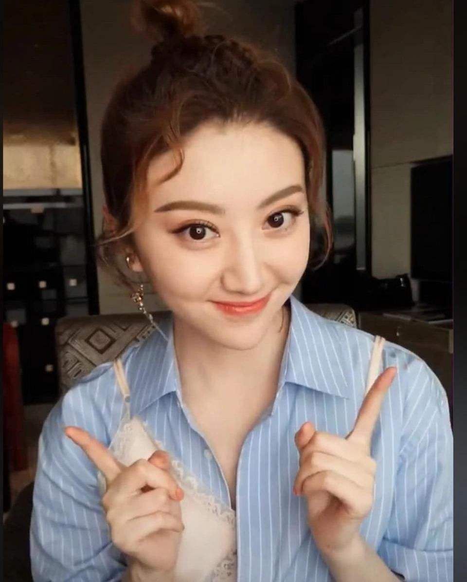 有一种胖叫景甜胖，裙子拉链都拉不上了