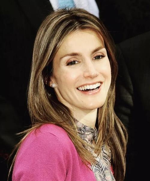 穿出优雅夏日风，我听这位西班牙王后的