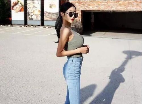 时尚的牛仔裤小姐姐，展现完美身材，充满魅力