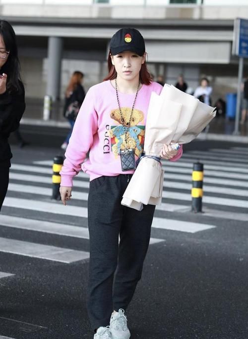  满满：冠军女孩刘诗雯获奖后走机场，粉色小熊卫衣搭运动裤，少女心满满
