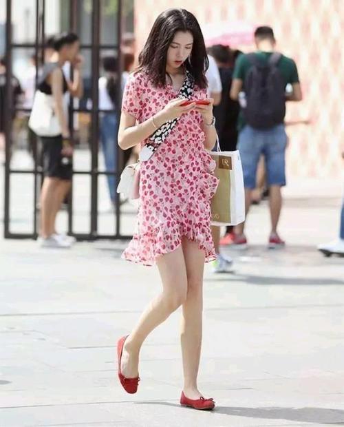 丰满又精致的打底裤小姐姐,秀丽迷人,S形曲线很吸引人!