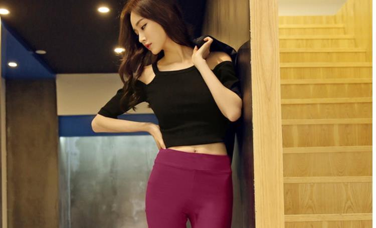 凸显气场的打底裤美女，身材特别棒，回头率十足