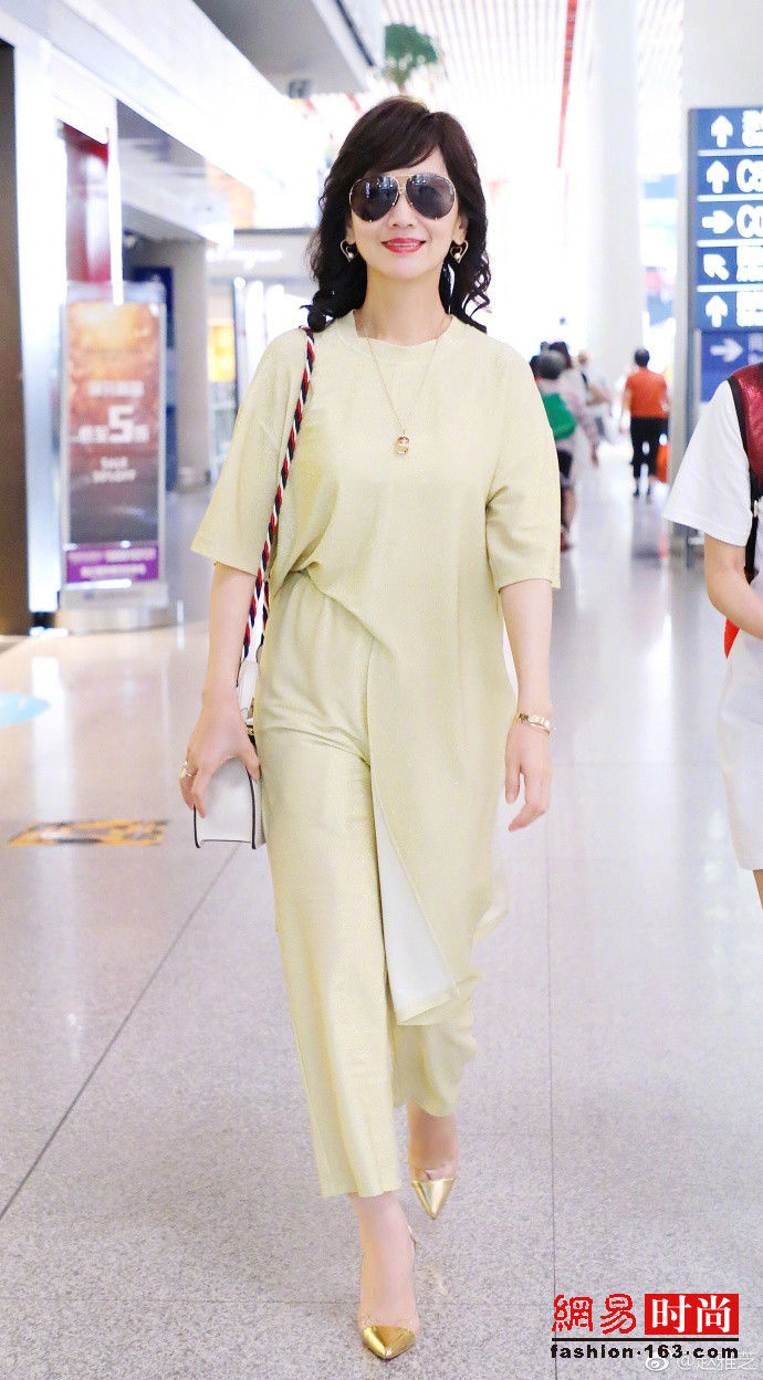 敢穿!63岁赵雅芝穿透视衫短裤秀紧致身材