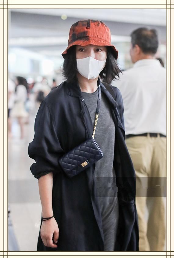 周迅这裙子是有多瘦？一走路腿上褶皱逼死强迫症，还是换回裤子吧