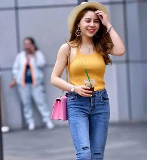 气质:街拍:身材高挑的美女,一条白色的连衣裙,时尚魅力气质