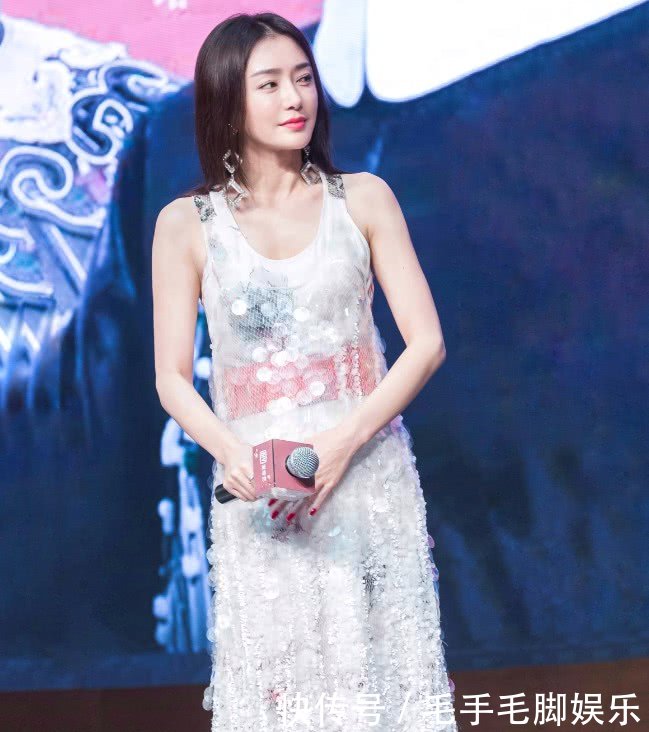 “皇后”秦岚有钱任性，提着跟纸一样薄的小包包，啥都不能装！