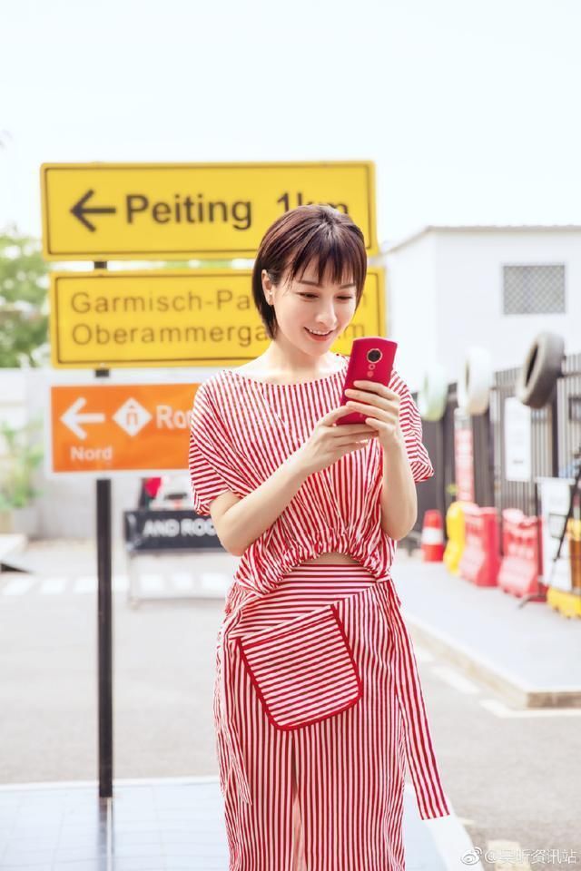 吴昕沈梦辰机场秀，一个潮到飞起，一个土到掉渣，网友:相差太大