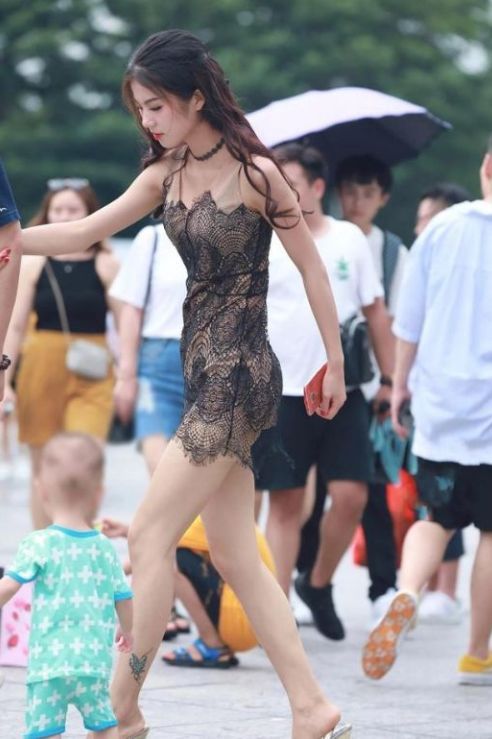 粉色打底裤美女，青春时尚，凹凸有致身材，尽显高挑女神魅力！