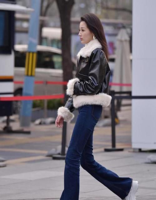  风范：养眼女神街拍：如花似玉的美女，一条白色的连衣裙，青春靓丽气质风范