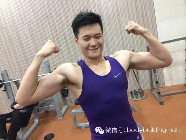 从握酒瓶到拿哑铃，他一年练出了腹肌!