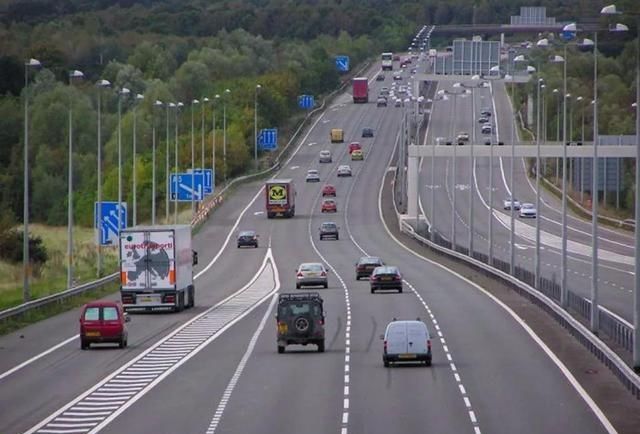  「车道」驾车开高速或快速路，选择哪条车道行驶更安全？很多新手不清楚