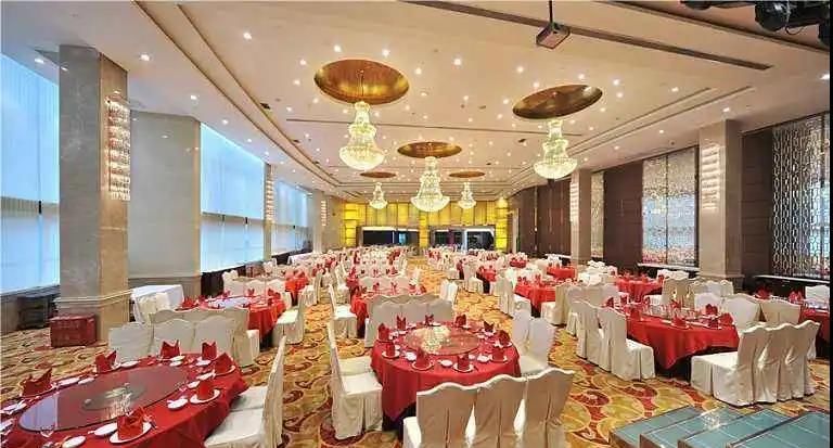  「巧妙」立柱太多，宴会厅如何巧妙装饰，才能降低影响提升美感？