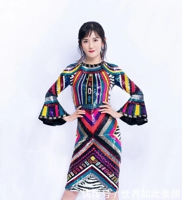 「 花裙子」但却活出了真实的自信、美好精致，谢娜虽然一直徘徊在争议的边沿