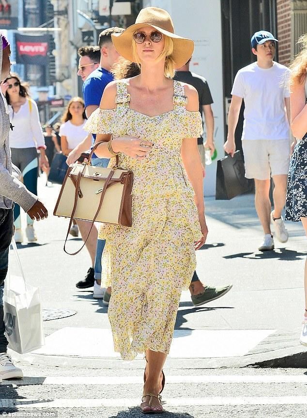 希尔顿大小姐一身白色，名媛气息去哪了？20克拉千万元钻戒抢风头