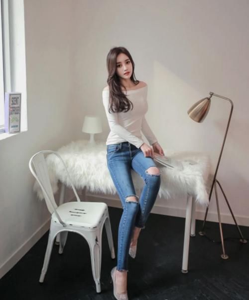 皮衣|“猫耳朵”的破洞牛仔裤,最显眼的皮衣女神,网友:太精致!