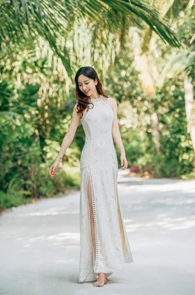 娄艺潇真会穿，蛋糕裙配斜肩T恤穿出时髦感，一般人都驾驭不了！