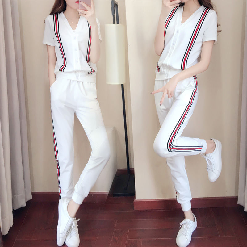 女人运动服要修身，傲人身姿，曲线撩人，彰显魔鬼身材，显气质