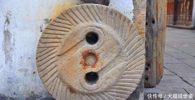 \"i6\": \"http://p6.qhimg.com/t016b7b2bc792bb519d.jpg?size=400x275\"石磨奇案河里钓出尸体,石磨绑缚尸身,知县妙计破案,凶手被擒