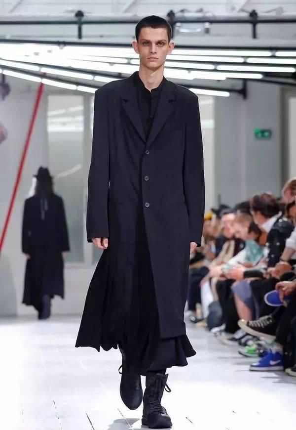  时装秀：Yohji Yamamoto 2020 春夏时装秀：山本耀司的黑色诗意想象