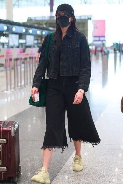 刚美几天就飘了？关晓彤活生生把自己穿出“大象腿”既视感！