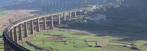 中国最特殊的大桥，桥下埋着一个人，所有火车经过都要鸣笛30秒！