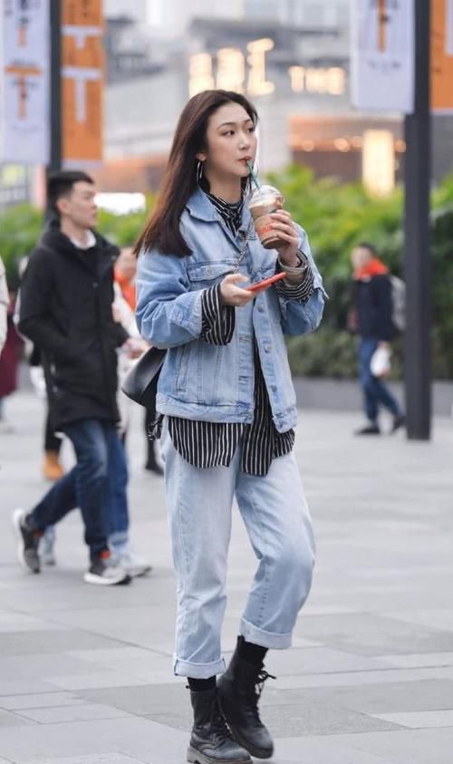  「小姐姐」街拍：小姐姐牛仔装上身时尚气质又有型，简洁大方又不失优雅美感