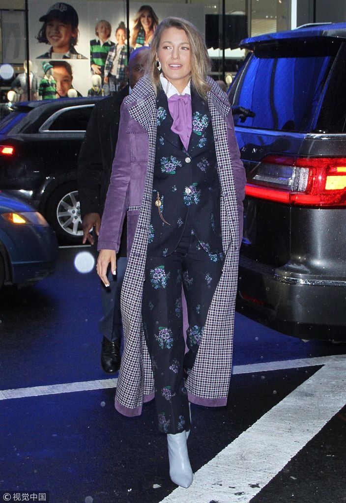 “S女王”布莱克花西装配大衣气场炸裂   大长腿走路带风获专人撑