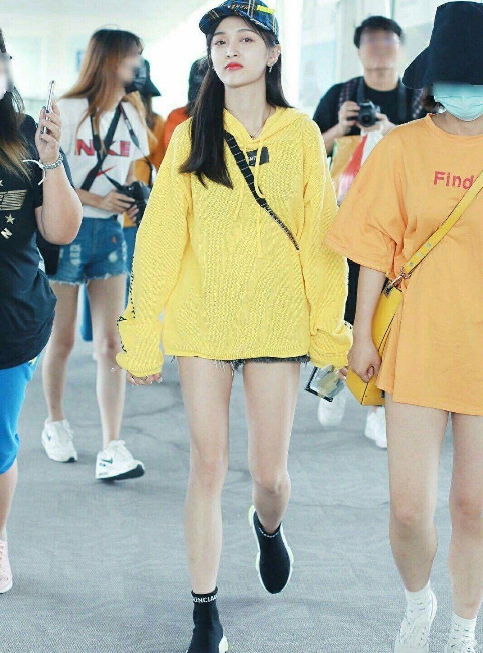 吴宣仪穿衣服一成不变!总是上演下衣失踪，网友:看得我都烦了!