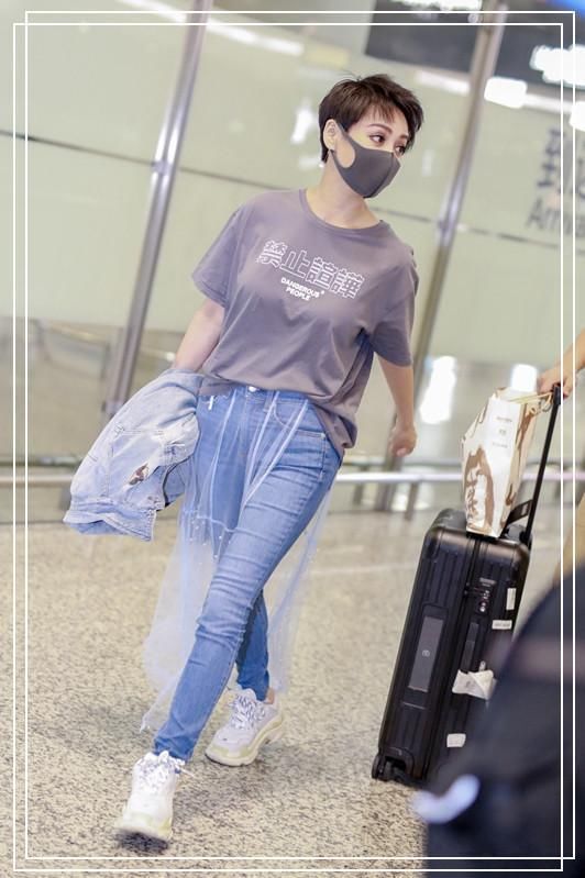 宁静真大胆！西装下系两块布就当裙子穿，网友：越老越豁出去了！