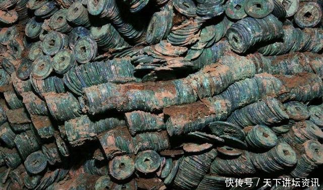 农村老光棍建房想娶个老婆，挖地基时却发现了“千百年前的银行”