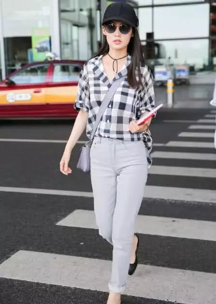 李沁机场秀身材,网友:这34号脚胖乎乎的相当抢镜