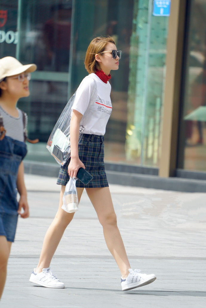 重庆街拍，很修身的一身穿搭，小姐姐的好身材彰显魅力十足!