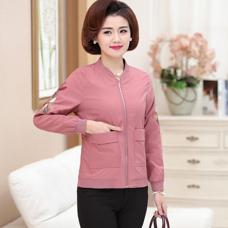 哇塞!50岁妈妈真会打扮，只穿这高贵“妈妈装”，美得怦然心动