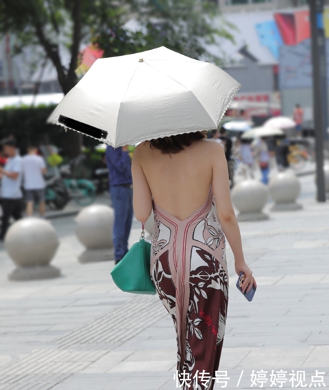 【太美】路人街拍慵懒优雅的“睡衣风”,后背亮点太美啦