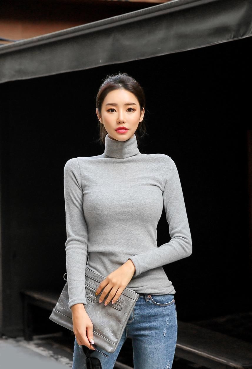 街拍 孤傲的紧身牛仔裤美女，气质不凡!