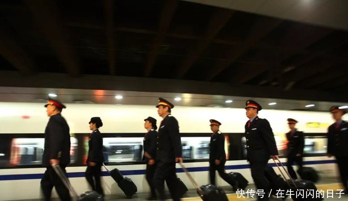 中国高铁迎来“双层卧铺”，网友称移动小酒店！你体验过