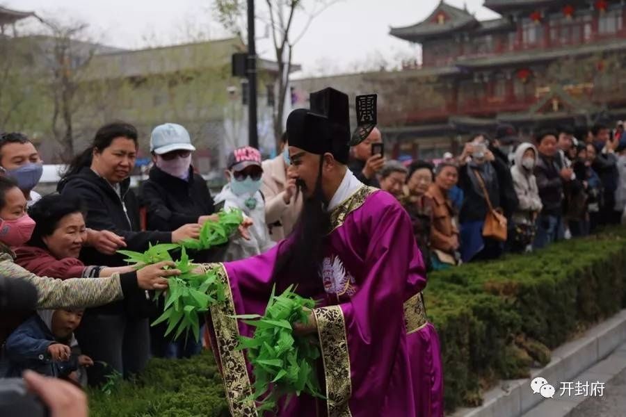  #大宋开封府清明颁新#开封府景区三月二十八日恢复演出