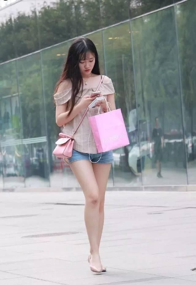  「紧身裤」女生紧身裤搭配高跟鞋，魅力的身姿让人着迷