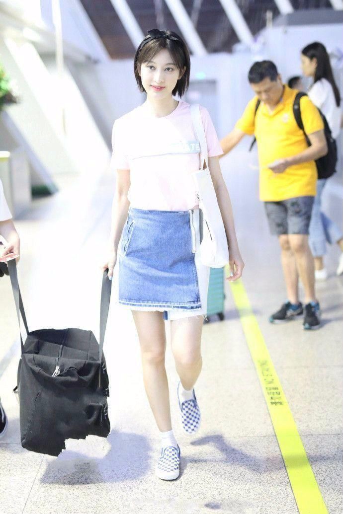张俪的牛仔裙不会穿反了吧?正面怎么一点修饰都没有!
