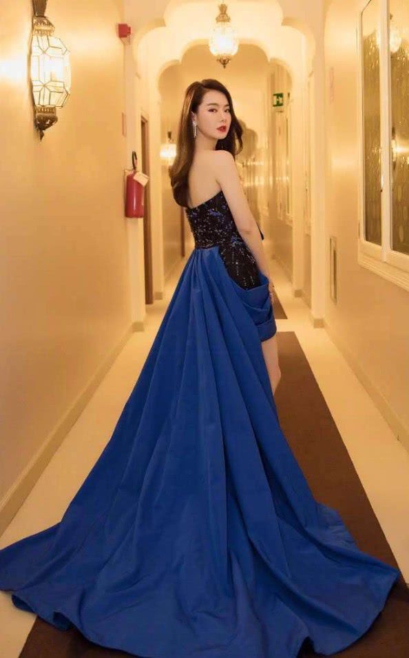戚薇风格大转变，穿蓝色抹胸裙女人味爆棚，该改口叫“戚姐”了！