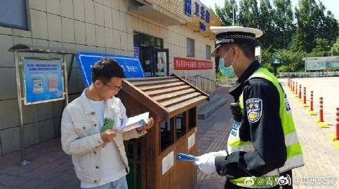  参与者们介绍驾车上|#一盔一带# 5月20日上午，@青岛交警
