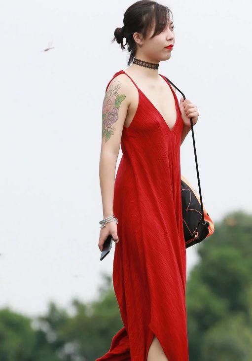 气质小姐姐紧身连体裤勾勒珠圆玉润的曲线，热情的大红色吊带裙！